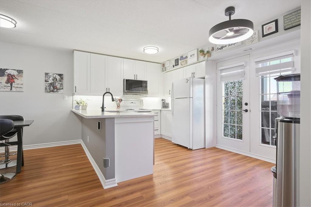 301-1431 Walkers Line, Burlington, ON - Indoor Photo Showing Kitchen