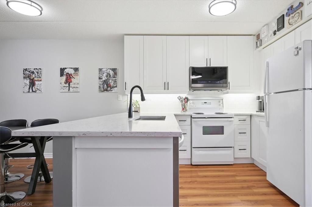 301-1431 Walkers Line, Burlington, ON - Indoor Photo Showing Kitchen