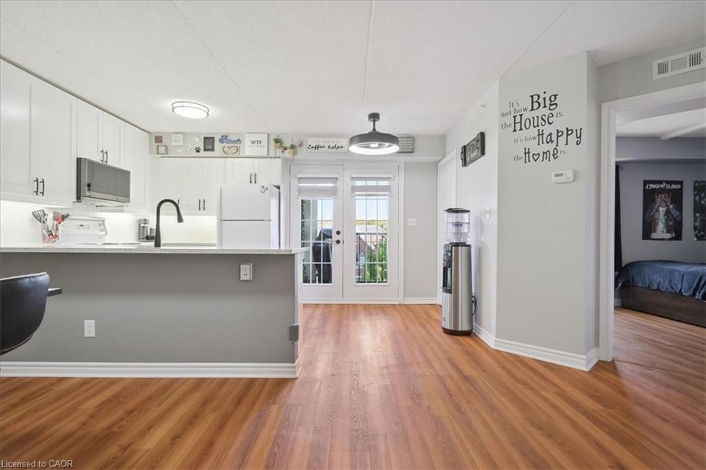 301-1431 Walkers Line, Burlington, ON - Indoor Photo Showing Kitchen