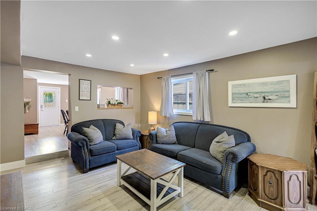 332 Vansitmart Avenue, Hamilton, ON - Indoor Photo Showing Living Room