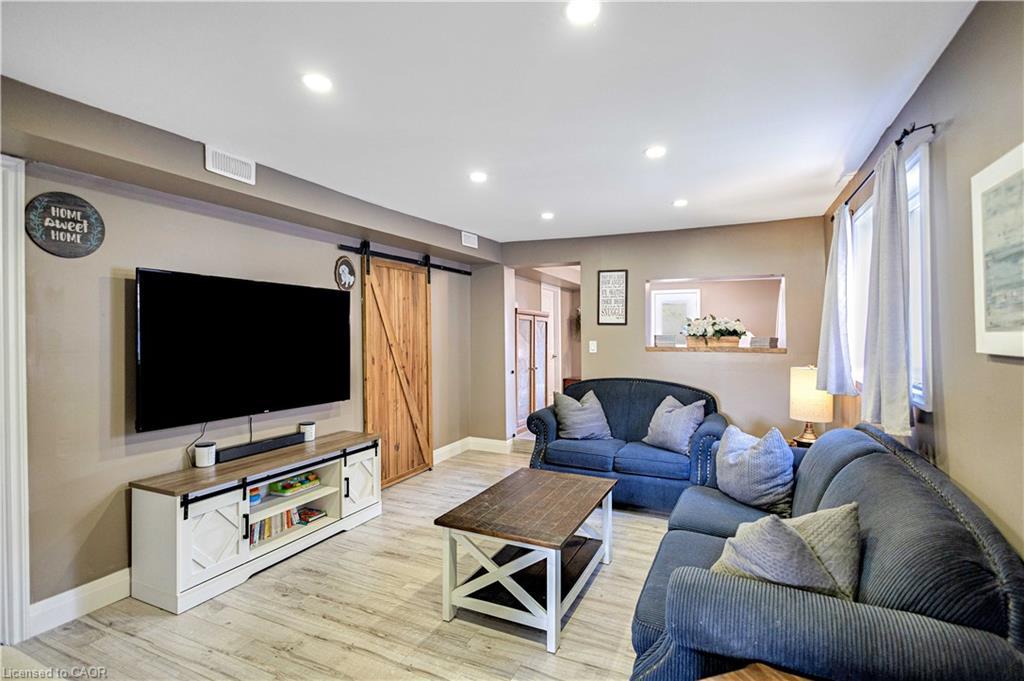 332 Vansitmart Avenue, Hamilton, ON - Indoor Photo Showing Living Room