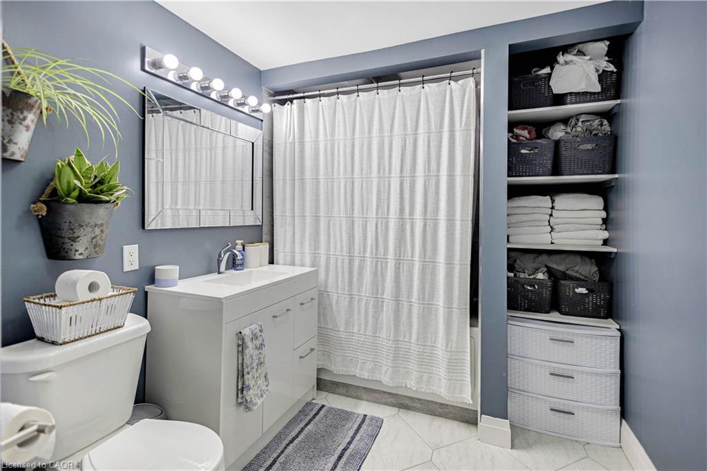 332 Vansitmart Avenue, Hamilton, ON - Indoor Photo Showing Bathroom