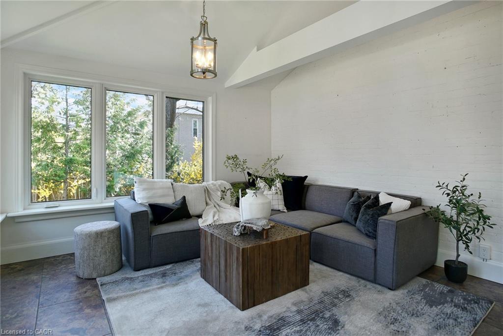 78 William Street W, Waterloo, ON - Indoor Photo Showing Living Room