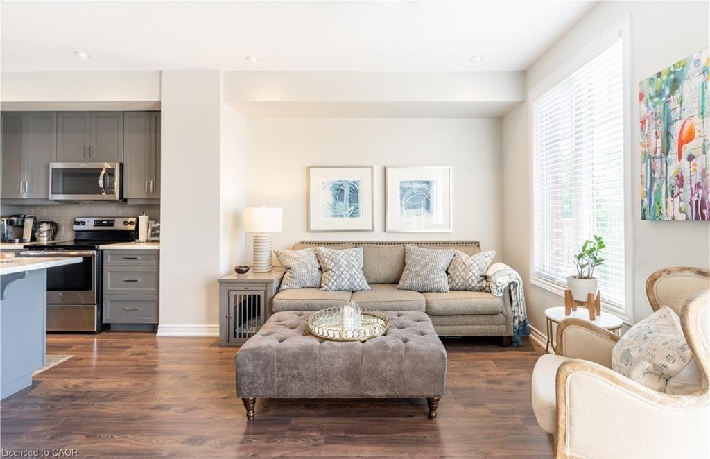 15 Pierre Trudeau Lane, Grimsby, ON - Indoor Photo Showing Living Room