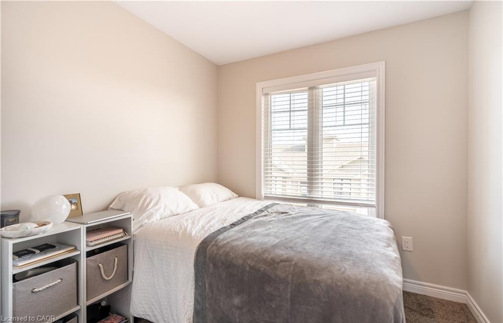 15 Pierre Trudeau Lane, Grimsby, ON - Indoor Photo Showing Bedroom