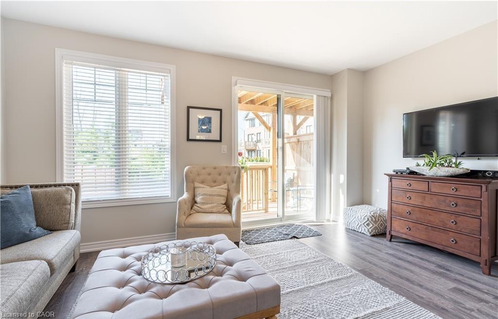 15 Pierre Trudeau Lane, Grimsby, ON - Indoor Photo Showing Living Room