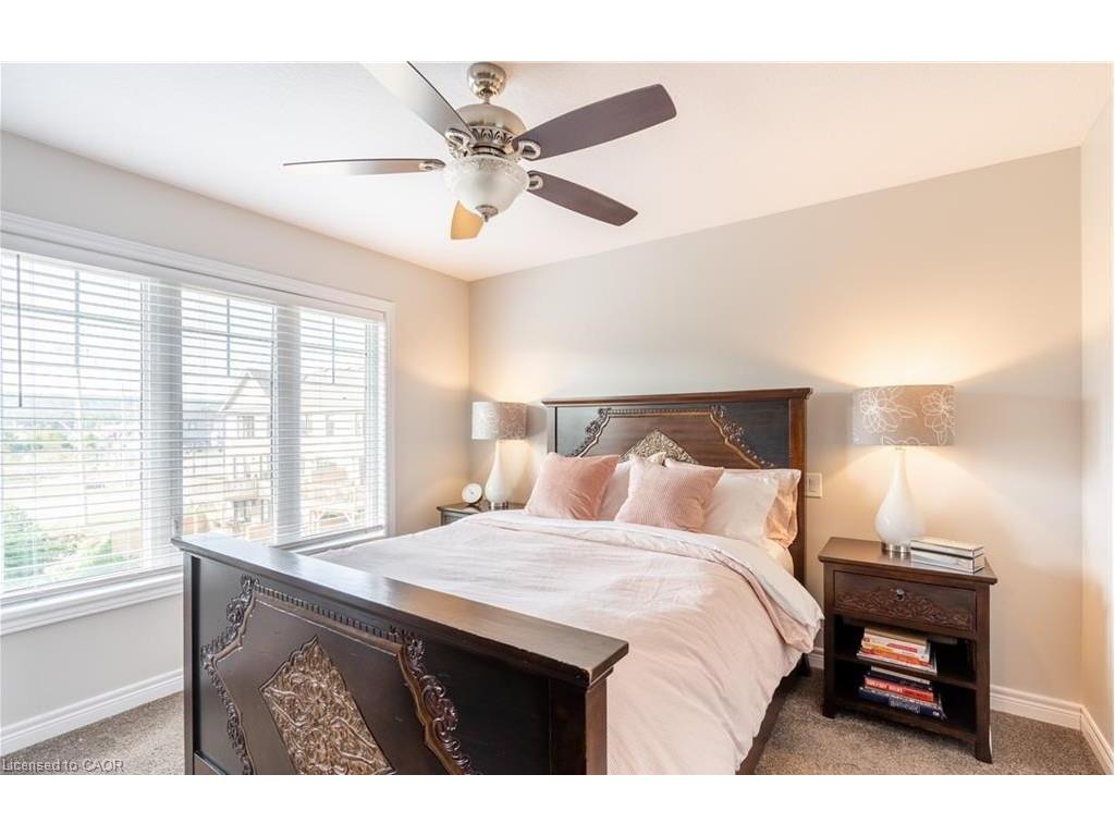 15 Pierre Trudeau Lane, Grimsby, ON - Indoor Photo Showing Bedroom