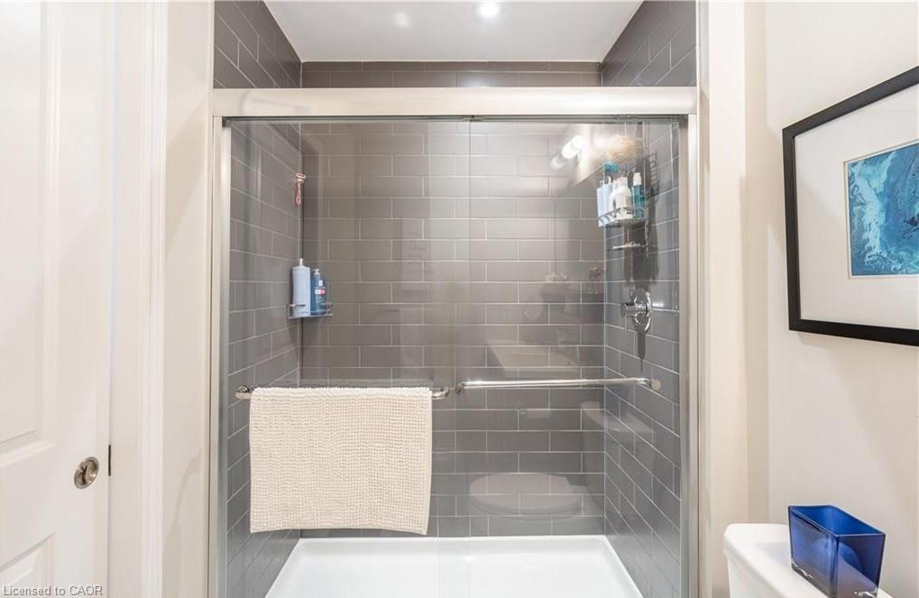 15 Pierre Trudeau Lane, Grimsby, ON - Indoor Photo Showing Bathroom