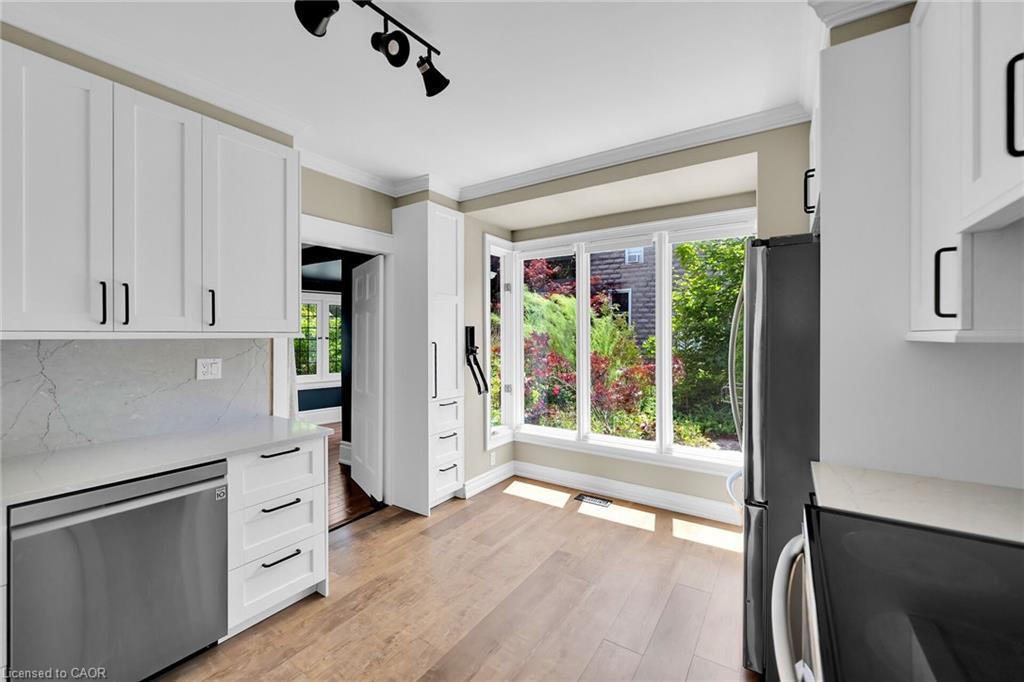 14 Robinson Street S, Grimsby, ON - Indoor Photo Showing Kitchen