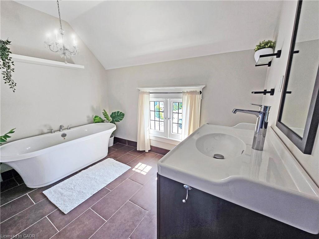 14 Robinson Street S, Grimsby, ON - Indoor Photo Showing Bathroom