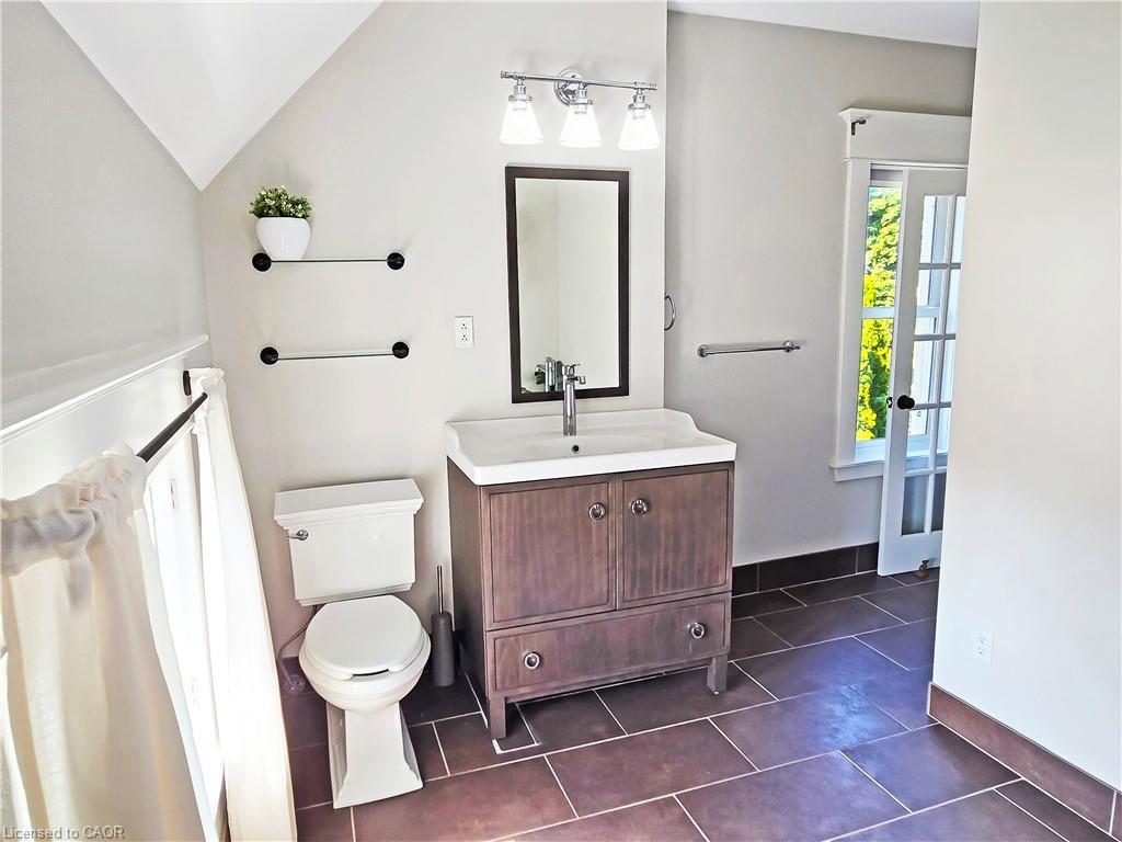 14 Robinson Street S, Grimsby, ON - Indoor Photo Showing Bathroom