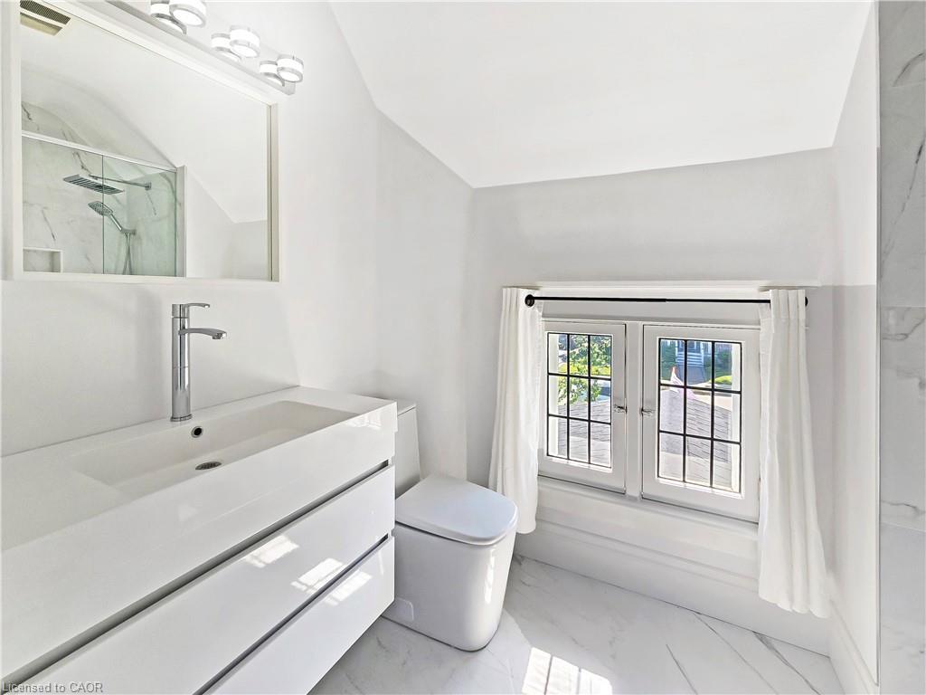 14 Robinson Street S, Grimsby, ON - Indoor Photo Showing Bathroom