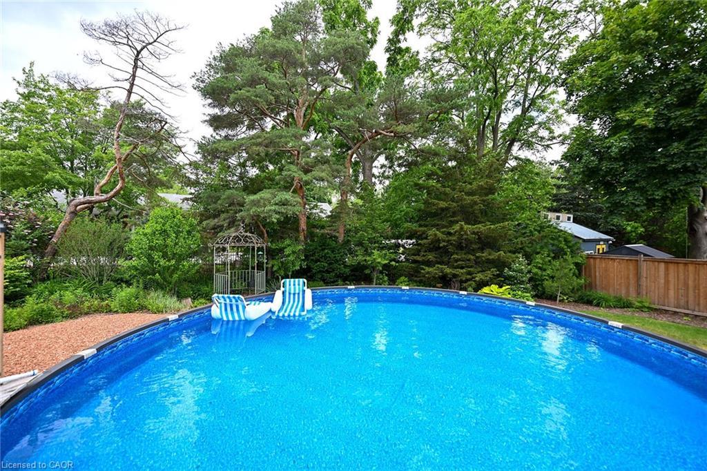 14 Robinson Street S, Grimsby, ON - Outdoor With Backyard