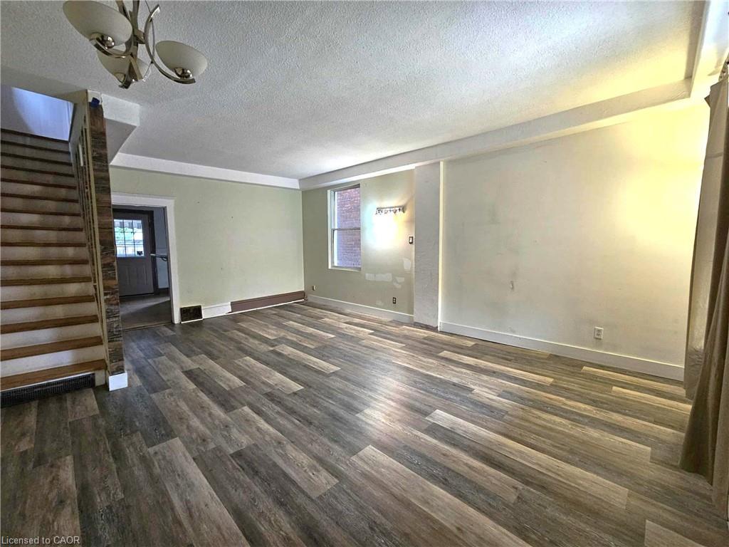 35 Fairleigh Avenue N, Hamilton, ON - Indoor Photo Showing Other Room