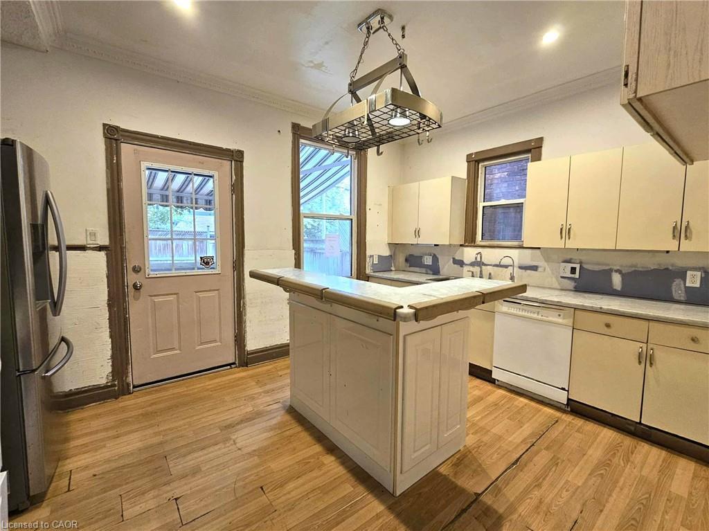 35 Fairleigh Avenue N, Hamilton, ON - Indoor Photo Showing Kitchen