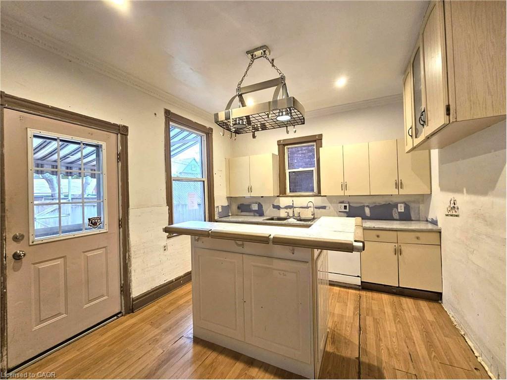35 Fairleigh Avenue N, Hamilton, ON - Indoor Photo Showing Kitchen With Double Sink