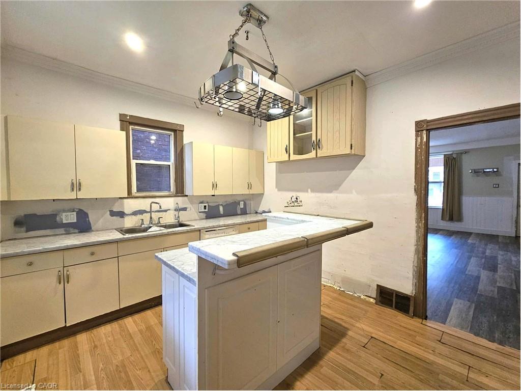 35 Fairleigh Avenue N, Hamilton, ON - Indoor