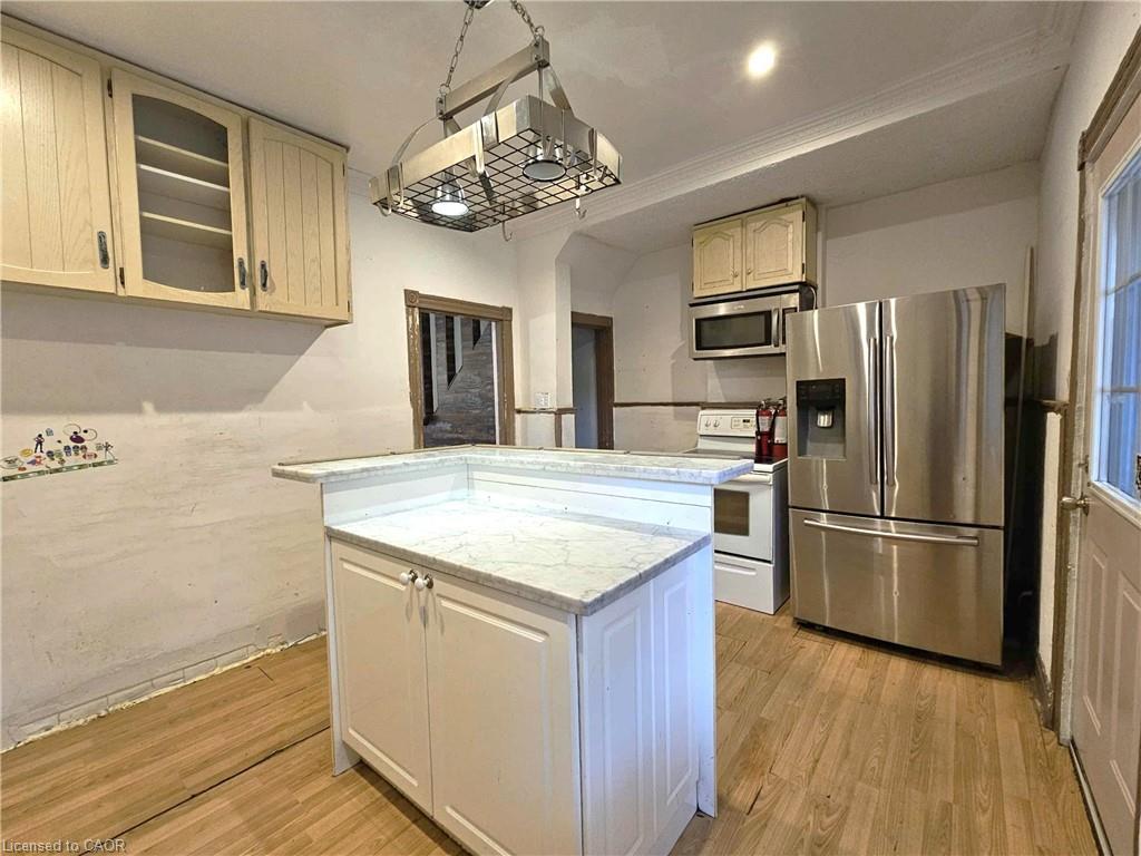 35 Fairleigh Avenue N, Hamilton, ON - Indoor Photo Showing Kitchen