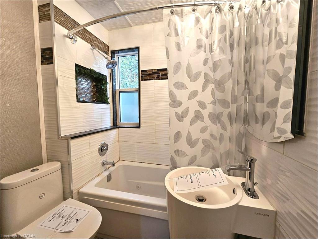 35 Fairleigh Avenue N, Hamilton, ON - Indoor Photo Showing Bathroom