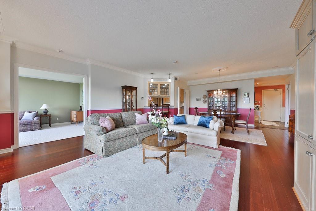 807-1900 The Collegeway, Mississauga, ON - Indoor Photo Showing Living Room