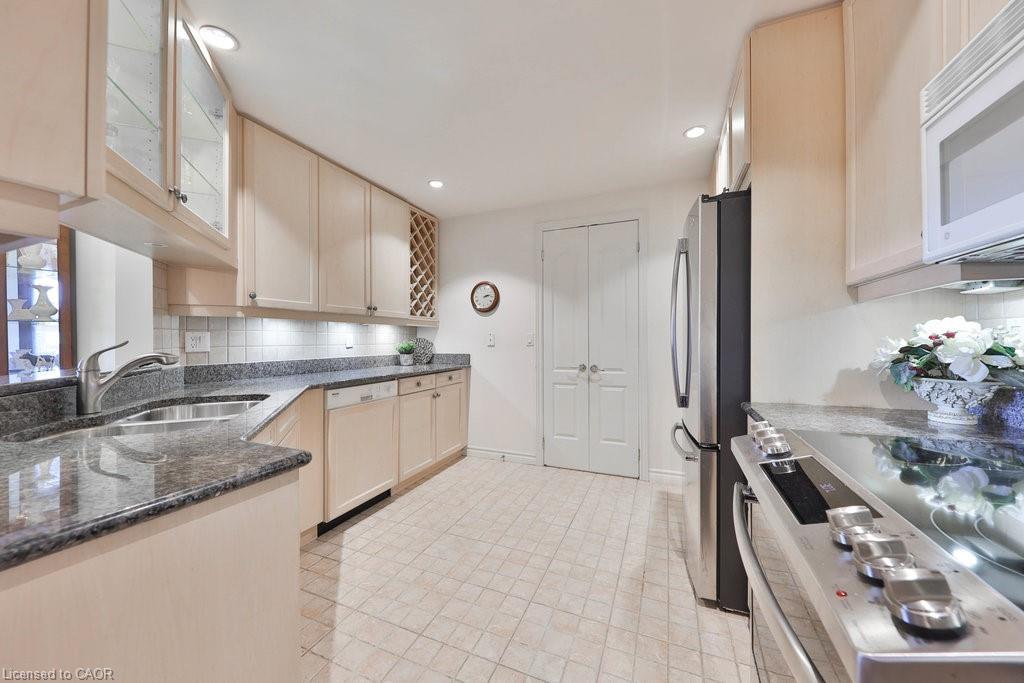 807-1900 The Collegeway, Mississauga, ON - Indoor Photo Showing Kitchen With Double Sink