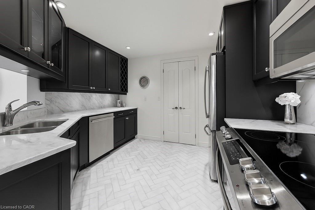 807-1900 The Collegeway, Mississauga, ON - Indoor Photo Showing Kitchen With Double Sink