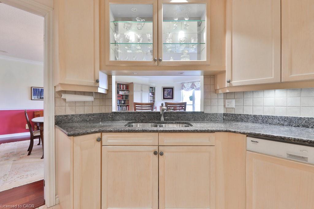 807-1900 The Collegeway, Mississauga, ON - Indoor Photo Showing Kitchen With Double Sink