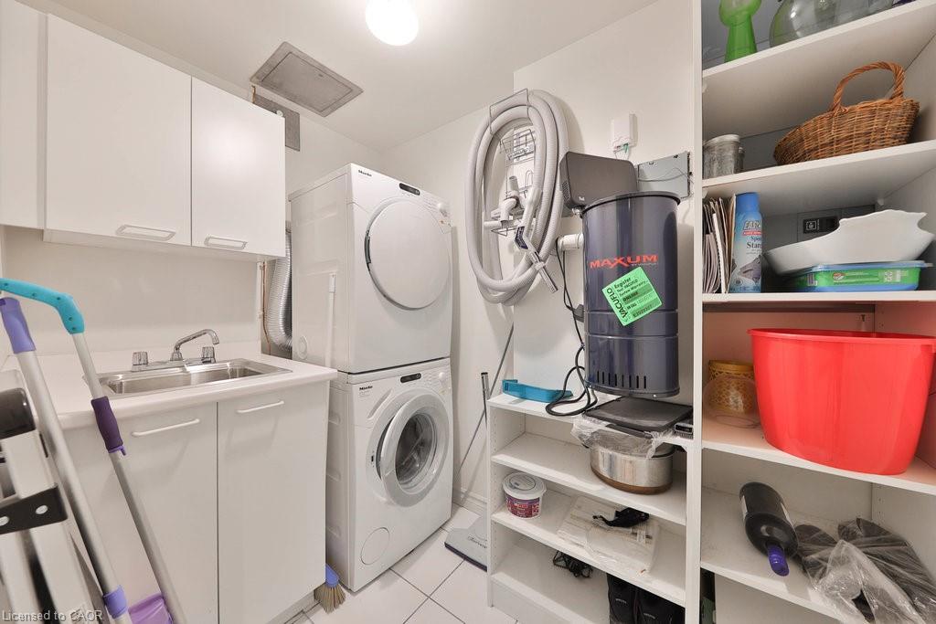 807-1900 The Collegeway, Mississauga, ON - Indoor Photo Showing Laundry Room