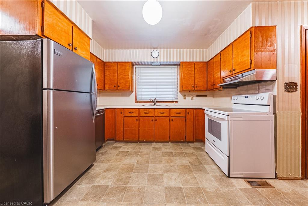 646 Alder Street W, Haldimand, ON - Indoor Photo Showing Kitchen