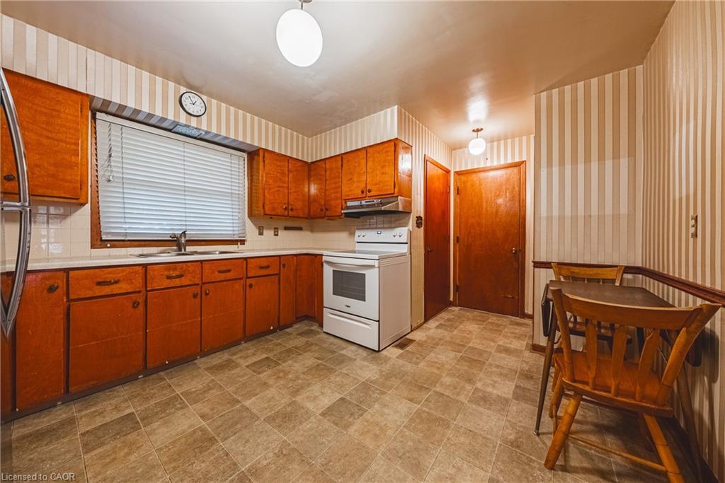 646 Alder Street W, Haldimand, ON - Indoor Photo Showing Kitchen