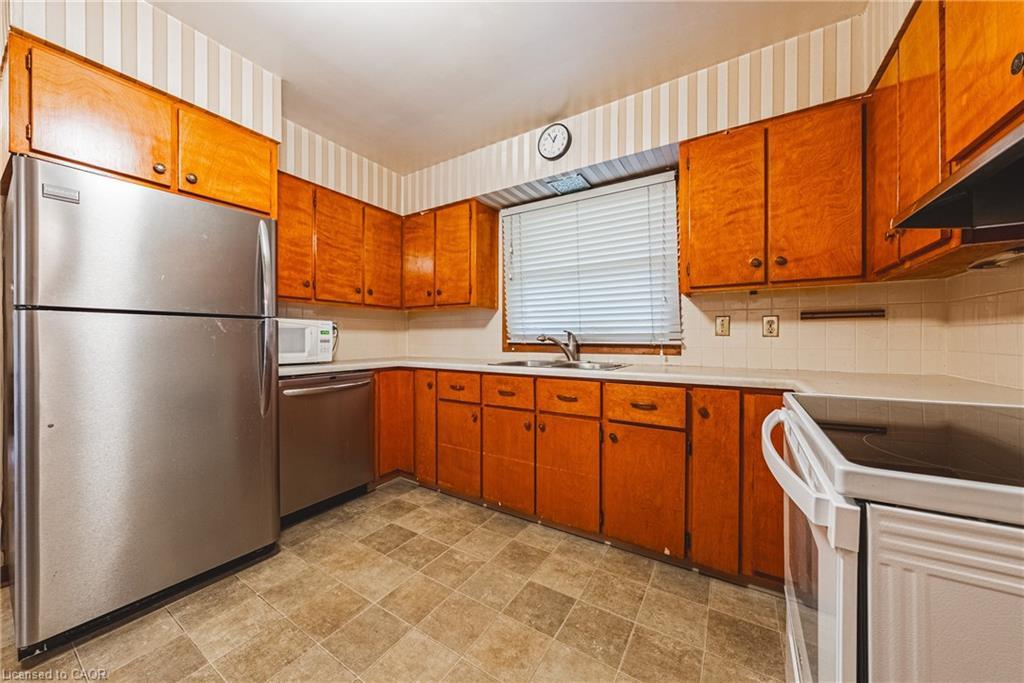 646 Alder Street W, Haldimand, ON - Indoor Photo Showing Kitchen With Double Sink