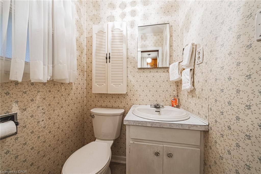 646 Alder Street W, Haldimand, ON - Indoor Photo Showing Bathroom