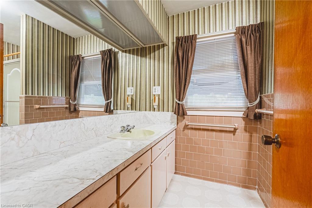 646 Alder Street W, Haldimand, ON - Indoor Photo Showing Bathroom