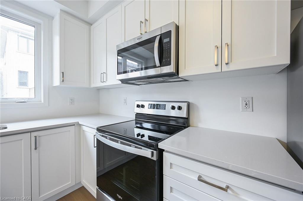 4043 Saida Street, Mississauga, ON - Indoor Photo Showing Kitchen