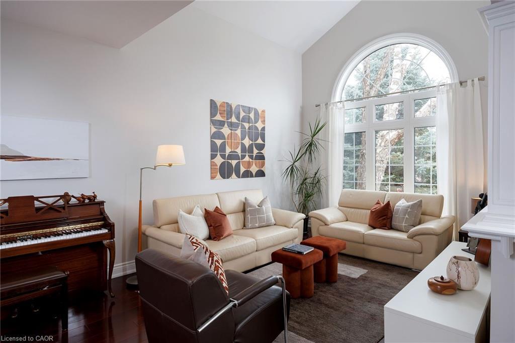 1061 Summit Ridge Drive, Oakville, ON - Indoor Photo Showing Living Room