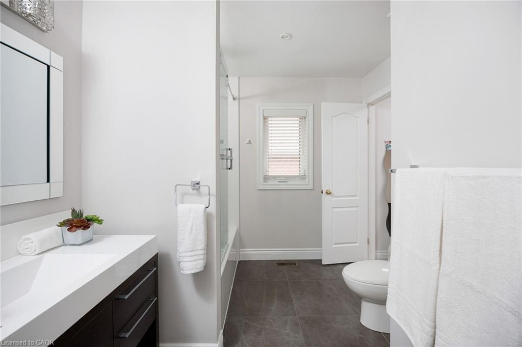 1061 Summit Ridge Drive, Oakville, ON - Indoor Photo Showing Bathroom