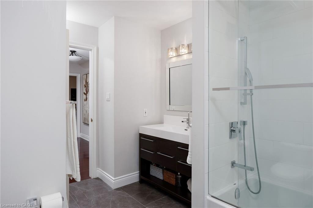 1061 Summit Ridge Drive, Oakville, ON - Indoor Photo Showing Bathroom