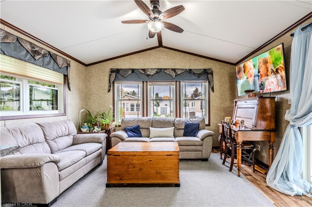 4 Tamarack-4449 Milburough Line, Burlington, ON - Indoor Photo Showing Living Room