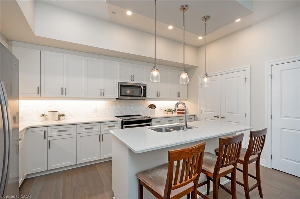 202-1878 Gordon Street, Guelph, ON - Indoor Photo Showing Kitchen With Double Sink With Upgraded Kitchen