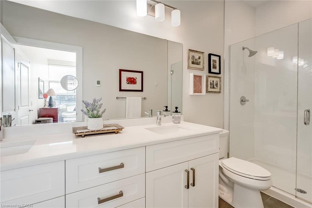 202-1878 Gordon Street, Guelph, ON - Indoor Photo Showing Bathroom