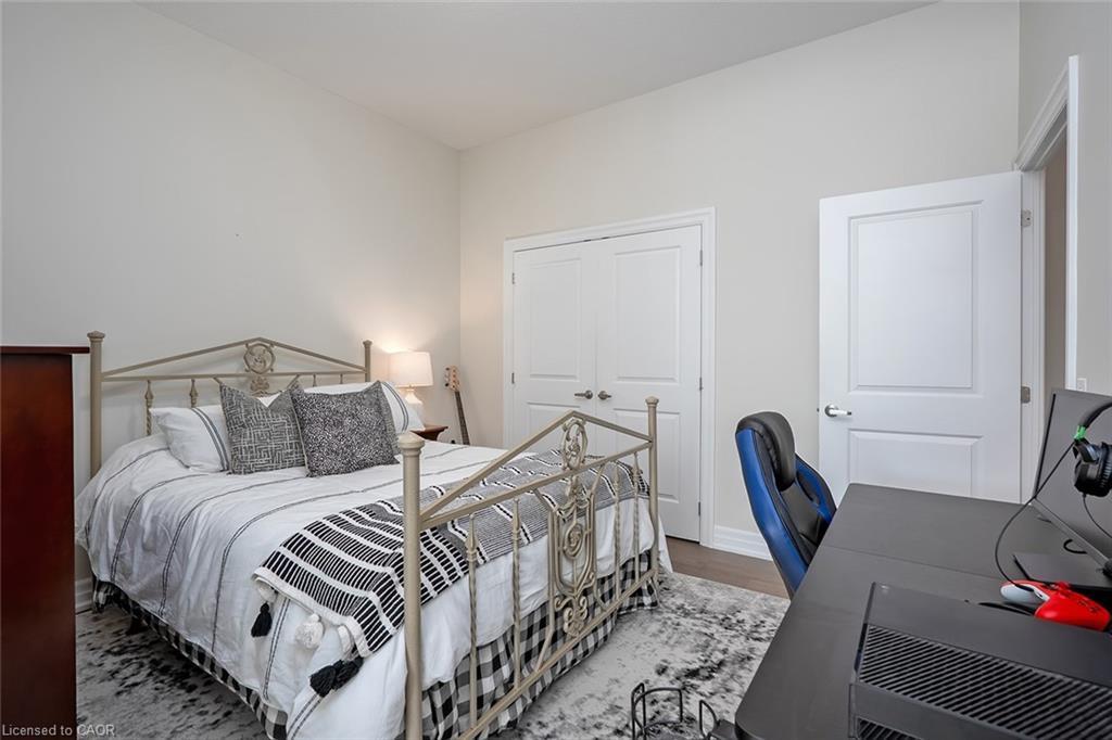 202-1878 Gordon Street, Guelph, ON - Indoor Photo Showing Bedroom