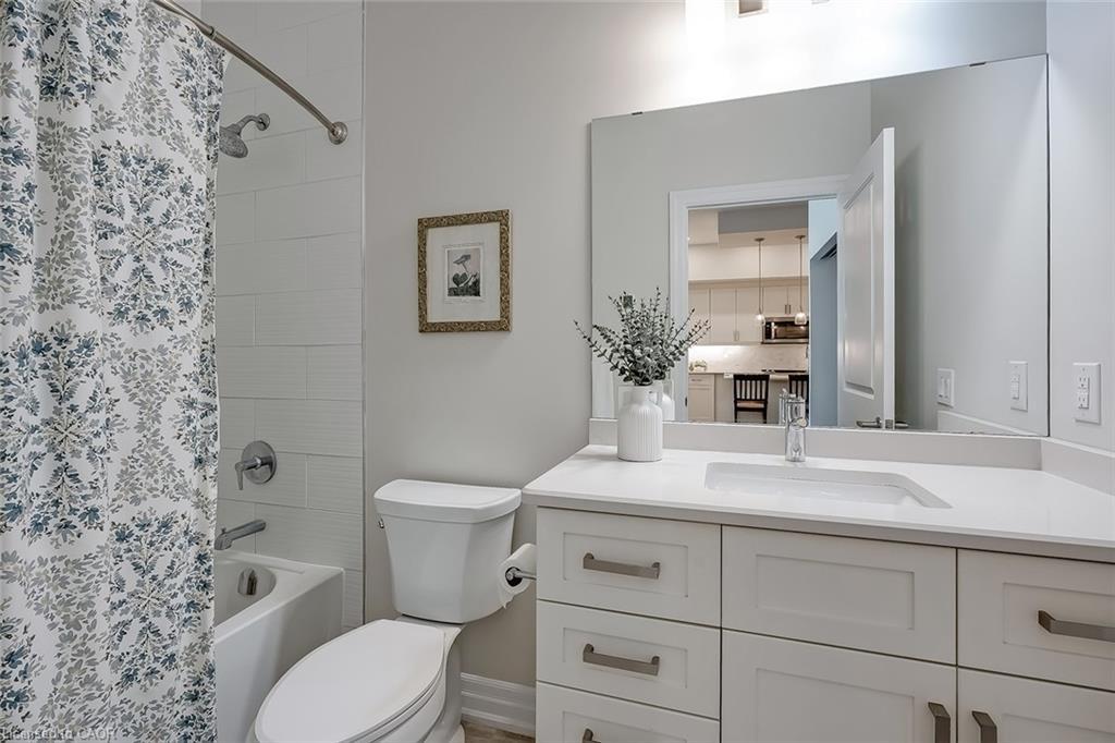 202-1878 Gordon Street, Guelph, ON - Indoor Photo Showing Bathroom