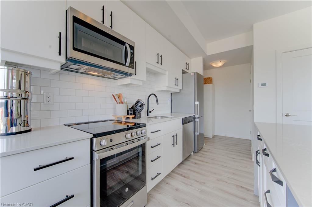 615-247 Northfield Drive E, Waterloo, ON - Indoor Photo Showing Kitchen With Upgraded Kitchen