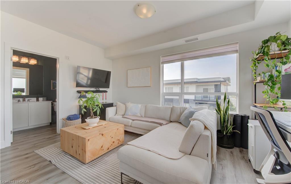 615-247 Northfield Drive E, Waterloo, ON - Indoor Photo Showing Living Room