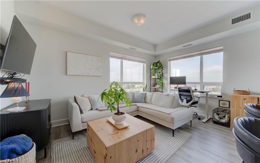 615-247 Northfield Drive E, Waterloo, ON - Indoor Photo Showing Living Room