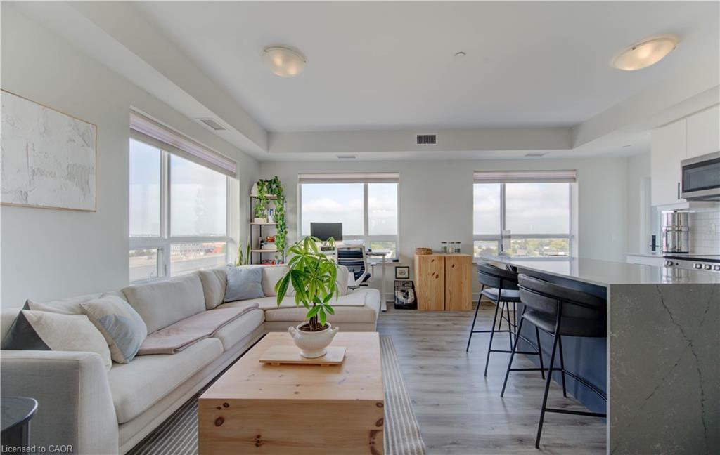 615-247 Northfield Drive E, Waterloo, ON - Indoor Photo Showing Living Room