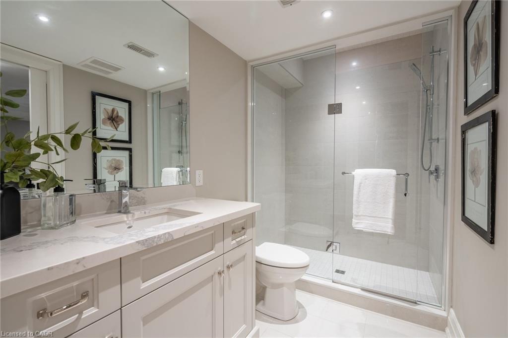 385 Pine Cove Road, Burlington, ON - Indoor Photo Showing Bathroom