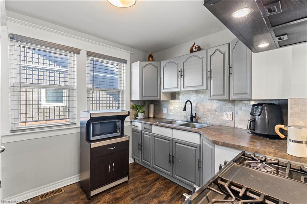239 Bowen Road, Fort Erie, ON - Indoor Photo Showing Kitchen With Double Sink