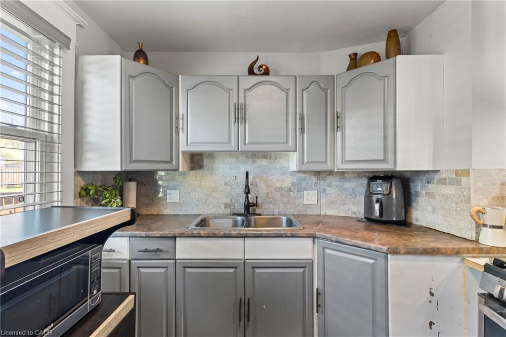 239 Bowen Road, Fort Erie, ON - Indoor Photo Showing Kitchen With Double Sink