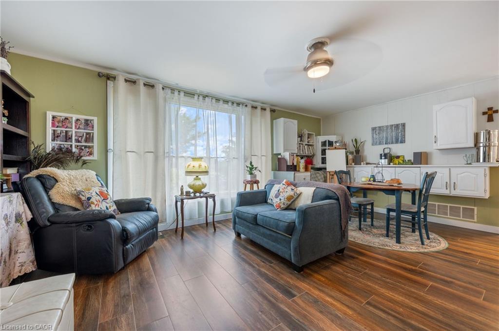 30 Bee Street, Booth'S Harbour, ON - Indoor Photo Showing Living Room
